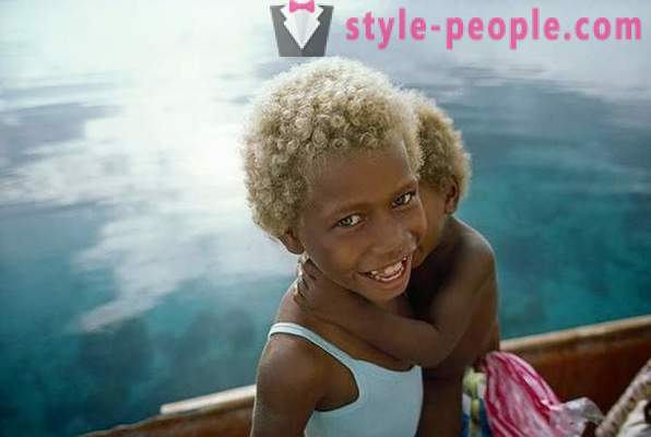 Прича о црних становника Меланезији са плавом косом