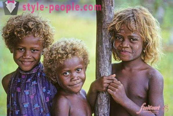 Прича о црних становника Меланезији са плавом косом