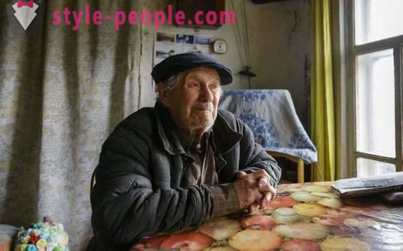 85-годишњи село наставник картон на кући, али је дао новац за сирочад