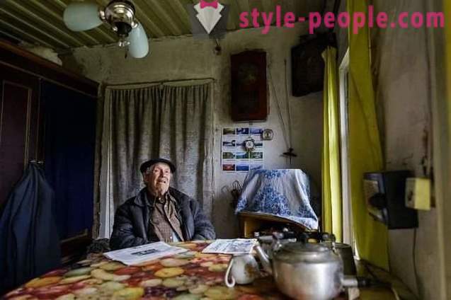 85-годишњи село наставник картон на кући, али је дао новац за сирочад