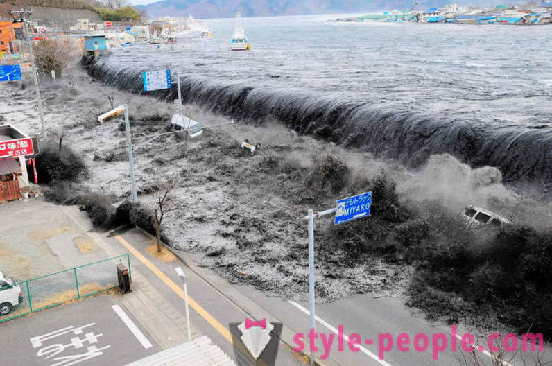 Обале Јапана, цунами оштећена у 2011. години, заштићени зид на 12 метара