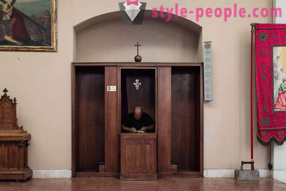 Исповести у италијанској цркви. Фотограф Марселла Хакбардт