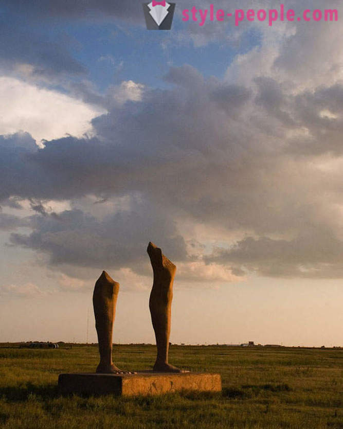 10 најбизарније и необичне статуе на свету
